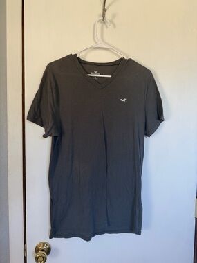 Hollister Men's V-Neck Tee in Charcoal